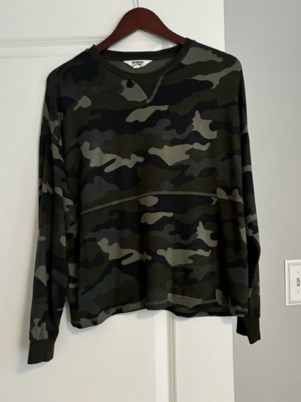 Evereve BB Dakota ‘Nothing to See Here’ Green Camo Top